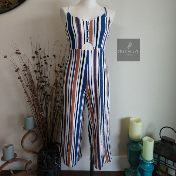 🆕 Striped Jumpsuit w/Keyhole Detail - Picture 11 of 17